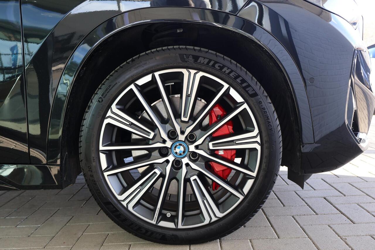 BMW X1 xDrive25e | M Sport Pro | Glazen Panoramadak | Harman Kardon | Head-Up Display | Elektrisch verstelbare stoelen met massage | 20" M Multispaak | Travel en Comfort Pack | Stoelverwarming | Camera | PS