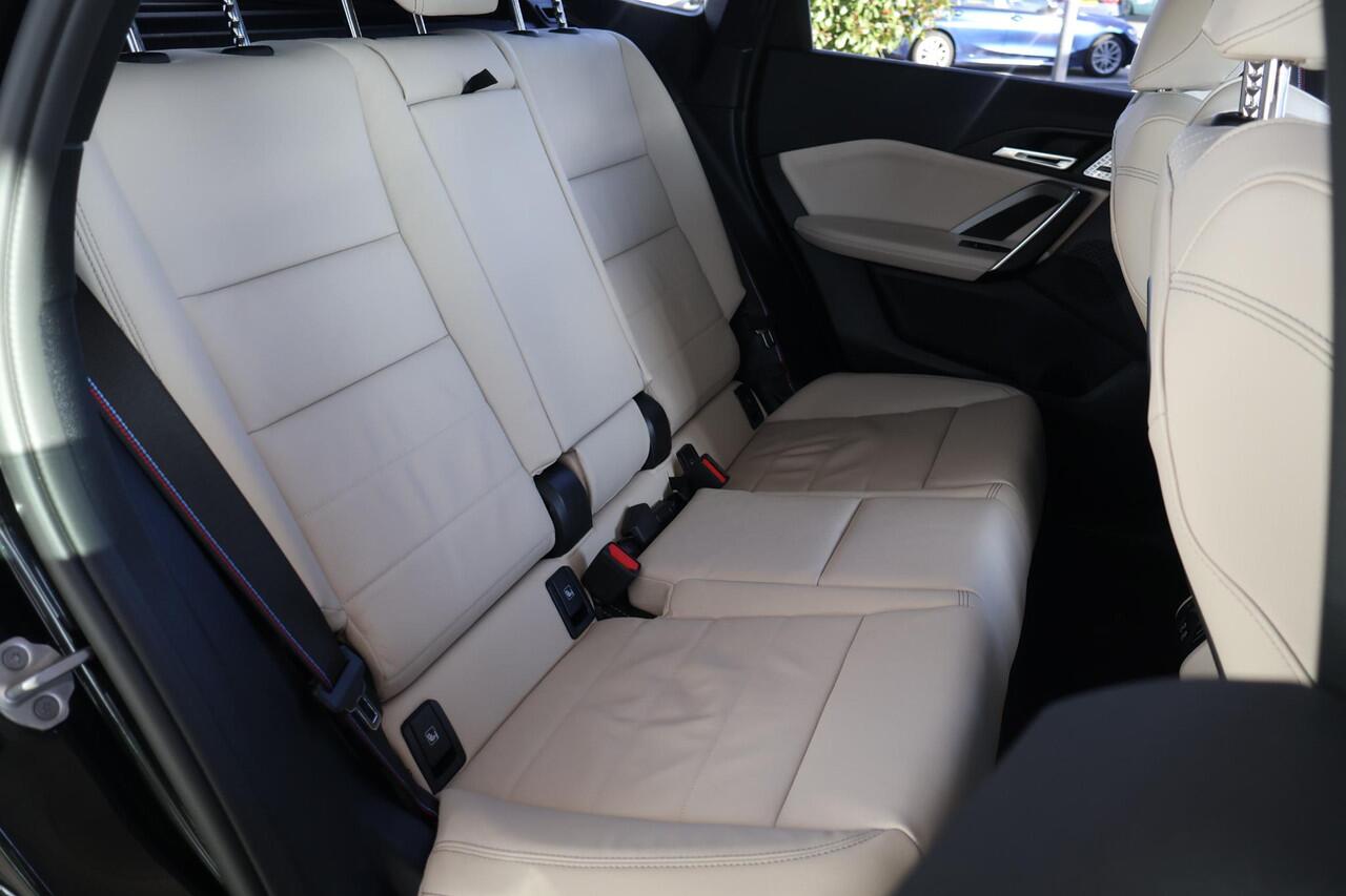 BMW X1 xDrive25e | M Sport Pro | Glazen Panoramadak | Harman Kardon | Head-Up Display | Elektrisch verstelbare stoelen met massage | 20" M Multispaak | Travel en Comfort Pack | Stoelverwarming | Camera | PS