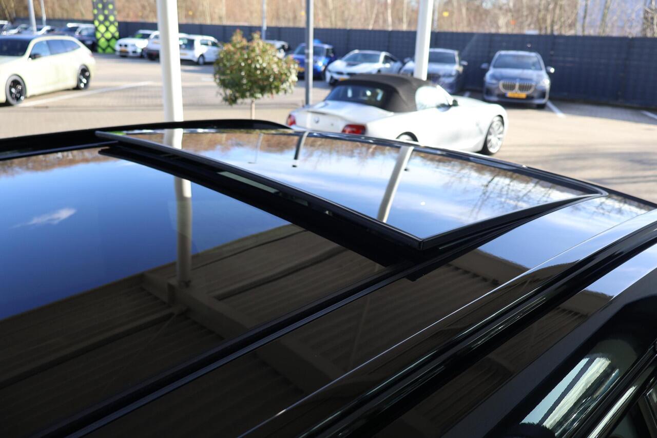 BMW X1 xDrive25e | M Sport Pro | Glazen Panoramadak | Harman Kardon | Head-Up Display | Elektrisch verstelbare stoelen met massage | 20" M Multispaak | Travel en Comfort Pack | Stoelverwarming | Camera | PS