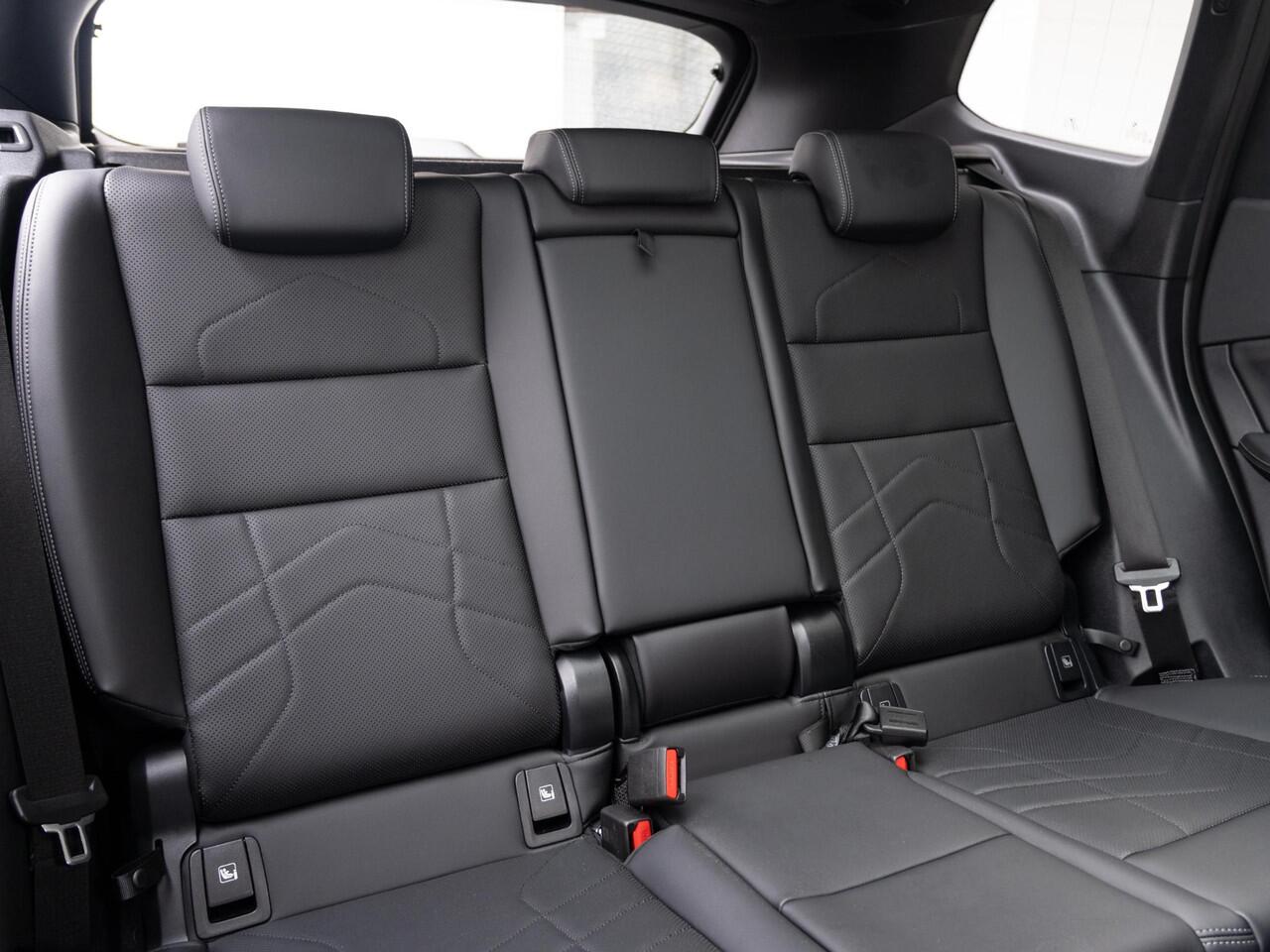 BMW X1 sDrive18i | M Sportpakket | Travel Pack | Driving Assistant Plus | Comfort Access | Achteruitrijcamera | Panoramadak | Trekhaak