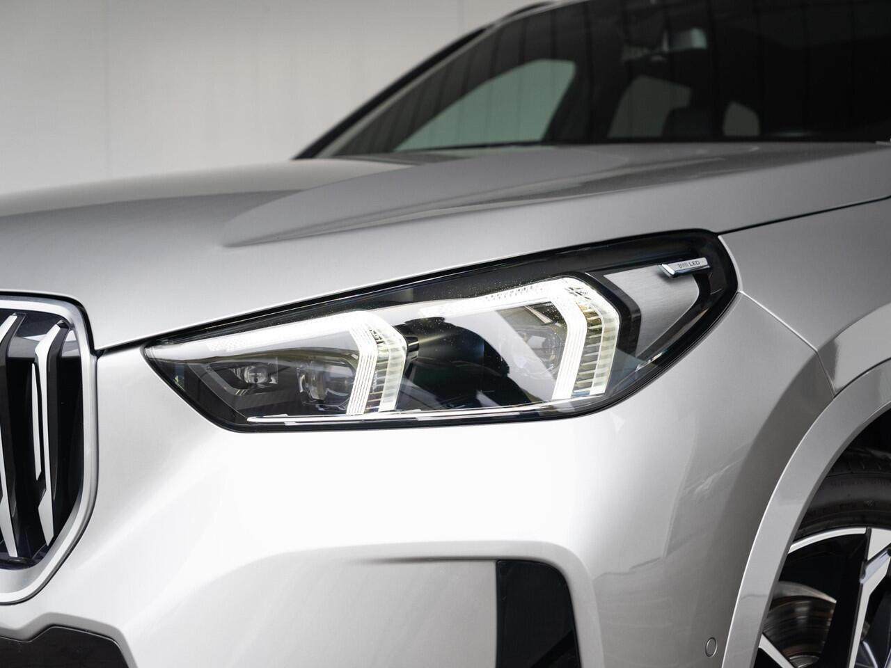 BMW X1 sDrive18i | M Sportpakket | Travel Pack | Driving Assistant Plus | Comfort Access | Achteruitrijcamera | Panoramadak | Trekhaak