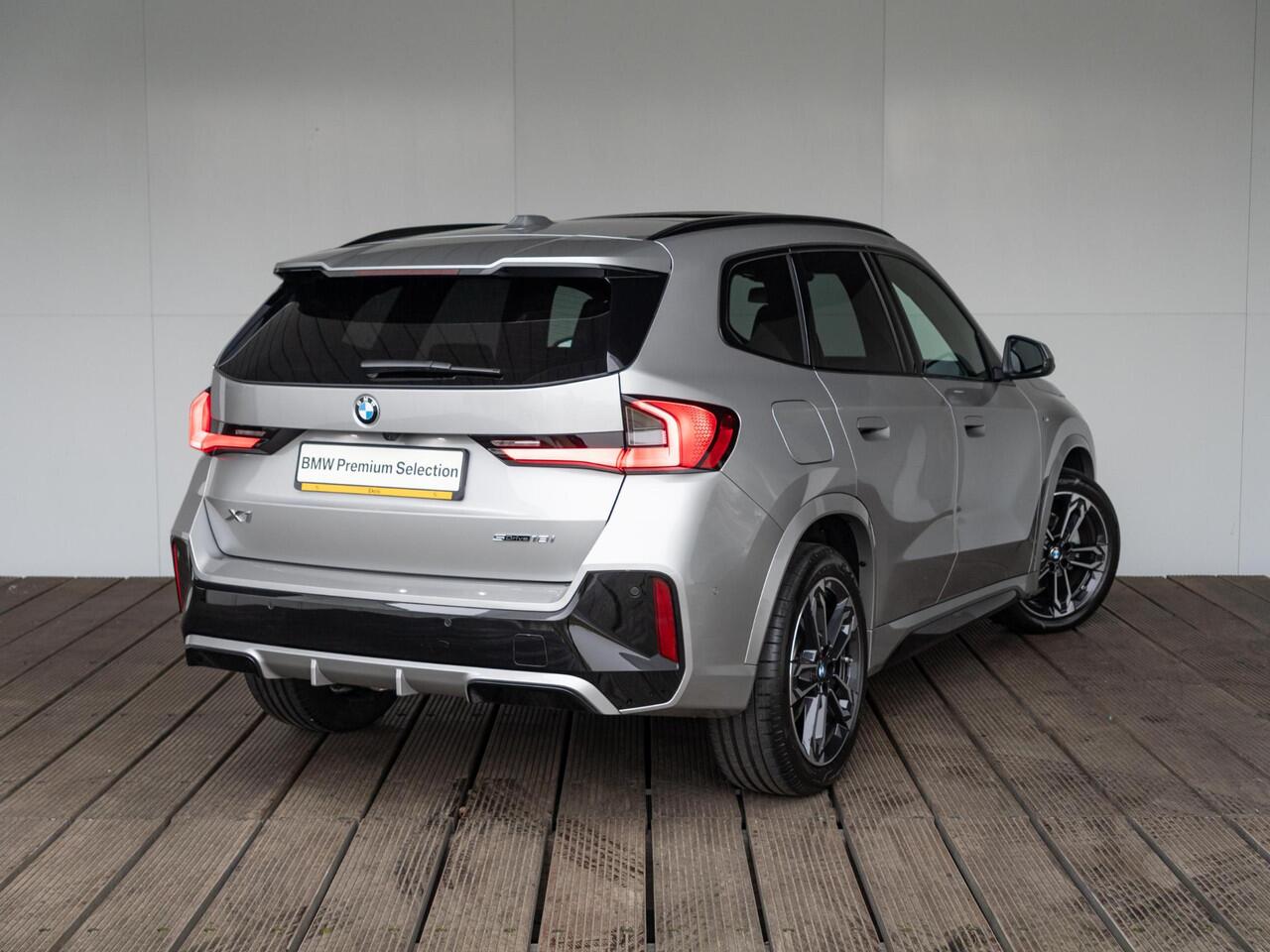BMW X1 sDrive18i | M Sportpakket | Travel Pack | Driving Assistant Plus | Comfort Access | Achteruitrijcamera | Panoramadak | Trekhaak