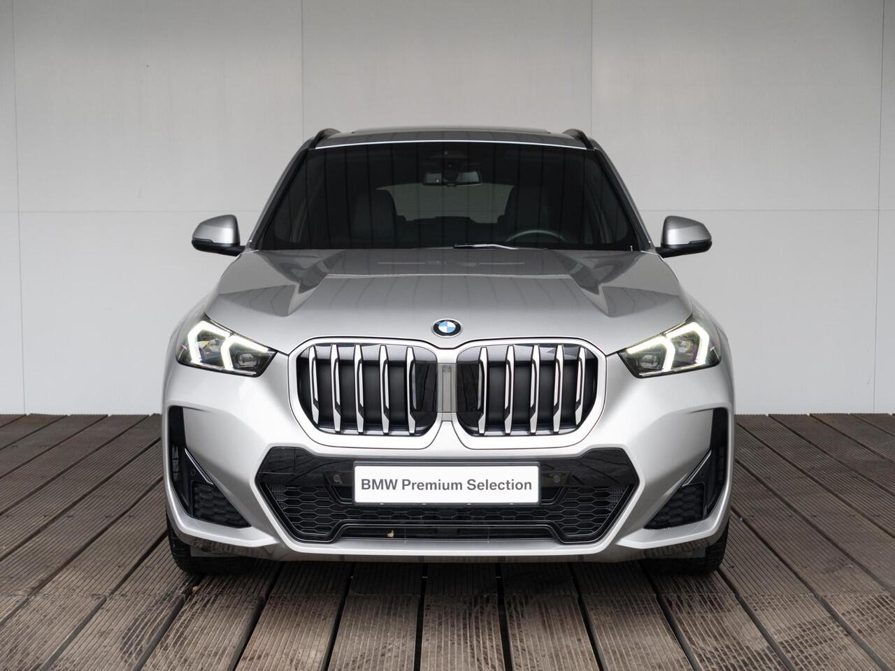 BMW X1 sDrive18i | M Sportpakket | Travel Pack | Driving Assistant Plus | Comfort Access | Achteruitrijcamera | Panoramadak | Trekhaak