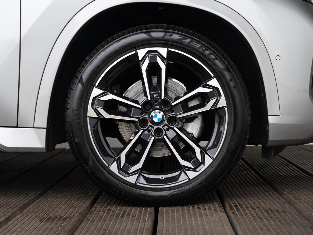 BMW X1 sDrive18i | M Sportpakket | Travel Pack | Driving Assistant Plus | Comfort Access | Achteruitrijcamera | Panoramadak | Trekhaak
