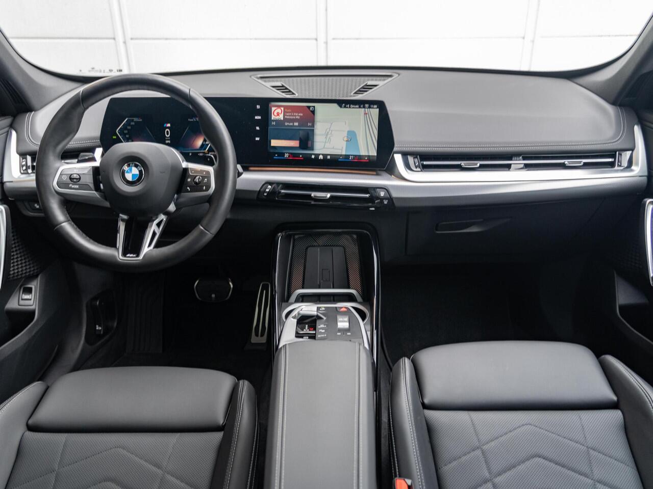 BMW X1 sDrive18i | M Sportpakket | Travel Pack | Driving Assistant Plus | Comfort Access | Achteruitrijcamera | Panoramadak | Trekhaak