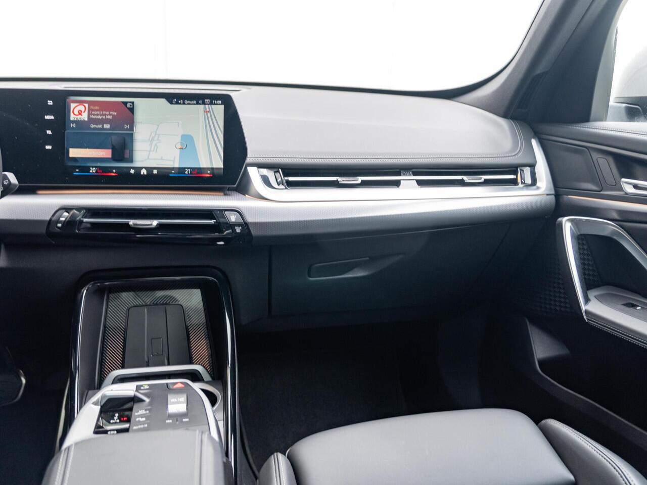 BMW X1 sDrive18i | M Sportpakket | Travel Pack | Driving Assistant Plus | Comfort Access | Achteruitrijcamera | Panoramadak | Trekhaak