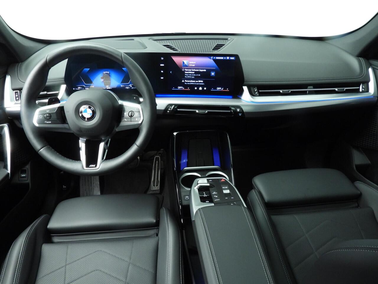 BMW X1 sDrive20i | M-Sportpakket | LED | Leder | HUD | Active Cruise | Trekhaak | Schuifdak | DAB | Alu 20 inch