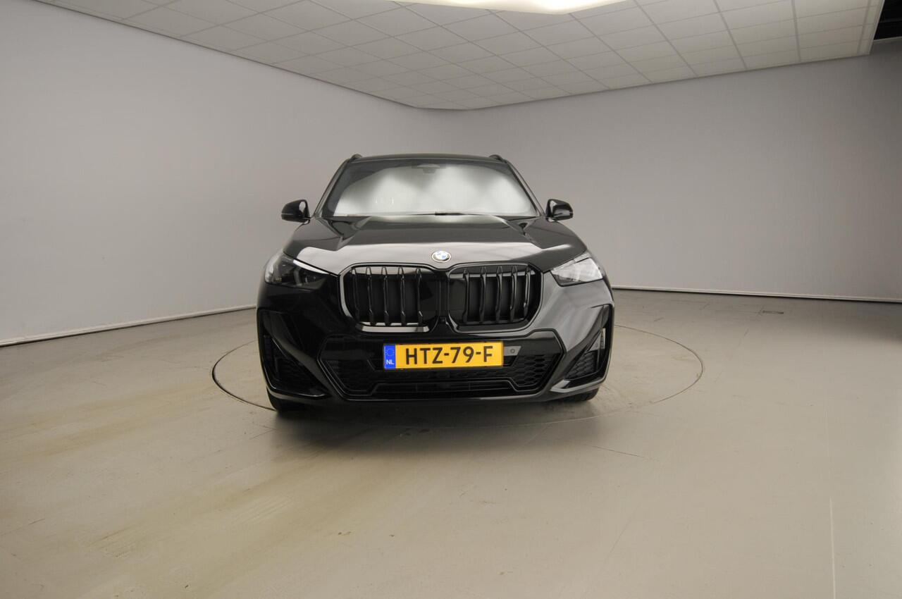 BMW X1 sDrive20i | M-Sportpakket | LED | Leder | HUD | Active Cruise | Trekhaak | Schuifdak | DAB | Alu 20 inch