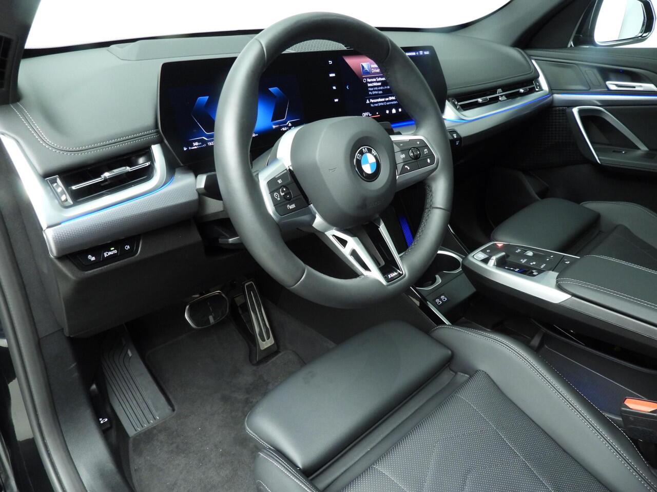 BMW X1 sDrive20i | M-Sportpakket | LED | Leder | HUD | Active Cruise | Trekhaak | Schuifdak | DAB | Alu 20 inch