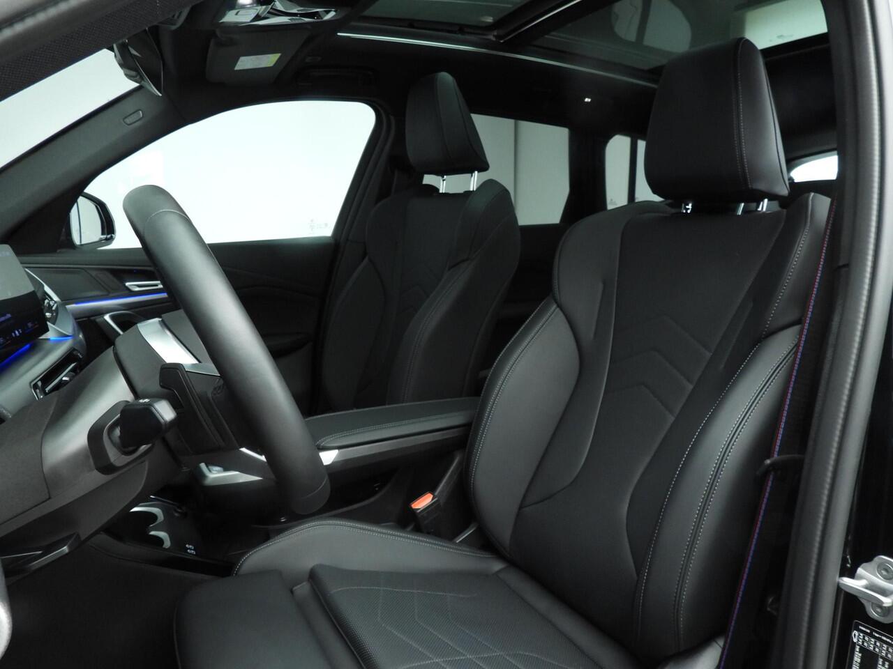BMW X1 sDrive20i | M-Sportpakket | LED | Leder | HUD | Active Cruise | Trekhaak | Schuifdak | DAB | Alu 20 inch