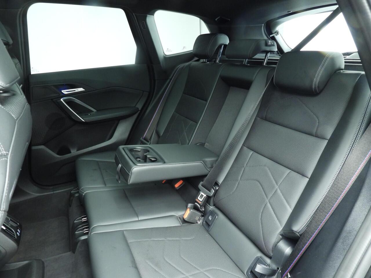 BMW X1 sDrive20i | M-Sportpakket | LED | Leder | HUD | Active Cruise | Trekhaak | Schuifdak | DAB | Alu 20 inch