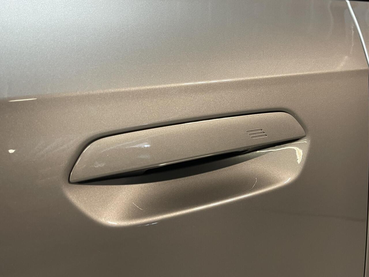 BMW X1 sDrive18i M Sport Shadow Line 18"/Sportstoelen/Keyless/Alarm/Adaptief LED/Stoelverwarming/Camera/Elektrisch klep