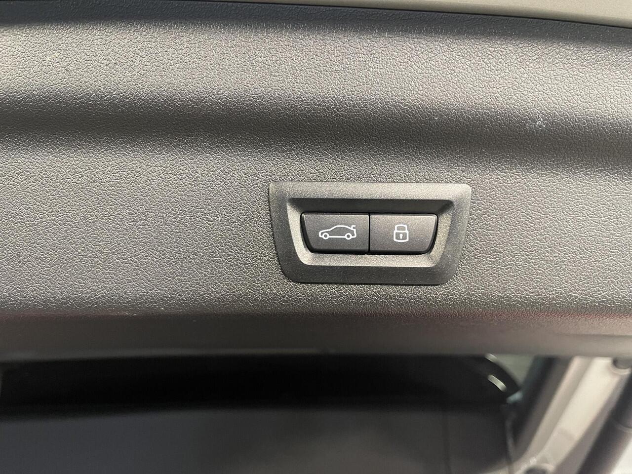 BMW X1 sDrive18i M Sport Shadow Line 18"/Sportstoelen/Keyless/Alarm/Adaptief LED/Stoelverwarming/Camera/Elektrisch klep