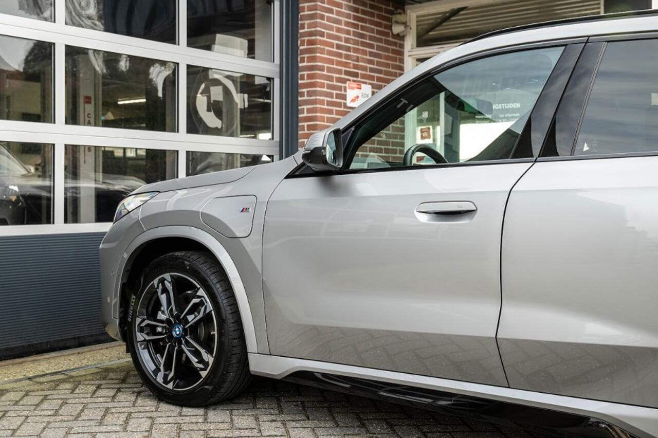 BMW X1 25e xDrive M Sport | Panorama | Shadow | ACC | 360° Camera | Head-Up | Adap. led | Stoelverwarming | 19' inch |