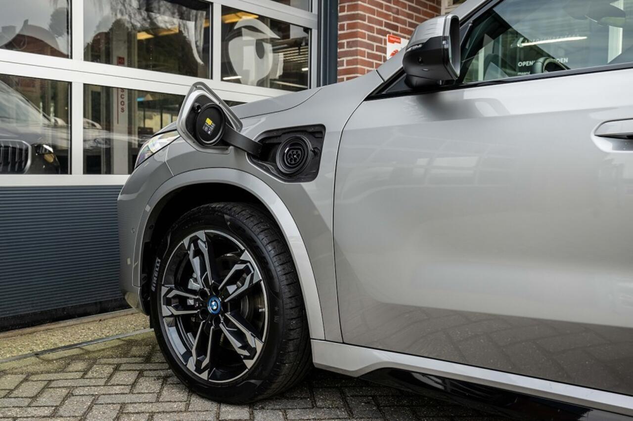 BMW X1 25e xDrive M Sport | Panorama | Shadow | ACC | 360° Camera | Head-Up | Adap. led | Stoelverwarming | 19' inch |