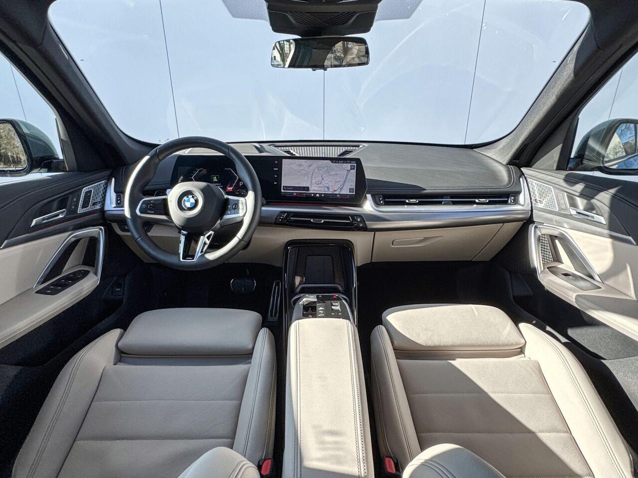 BMW X1 xDrive23i M-Sport Pro Harman Kardon / Head-Up / Parking Assist Plus / Driving Assist Plus / Stoelen Elektrisch / Massage / Stuurwielrandverwarming / Getinte Ramen / 20 Inch