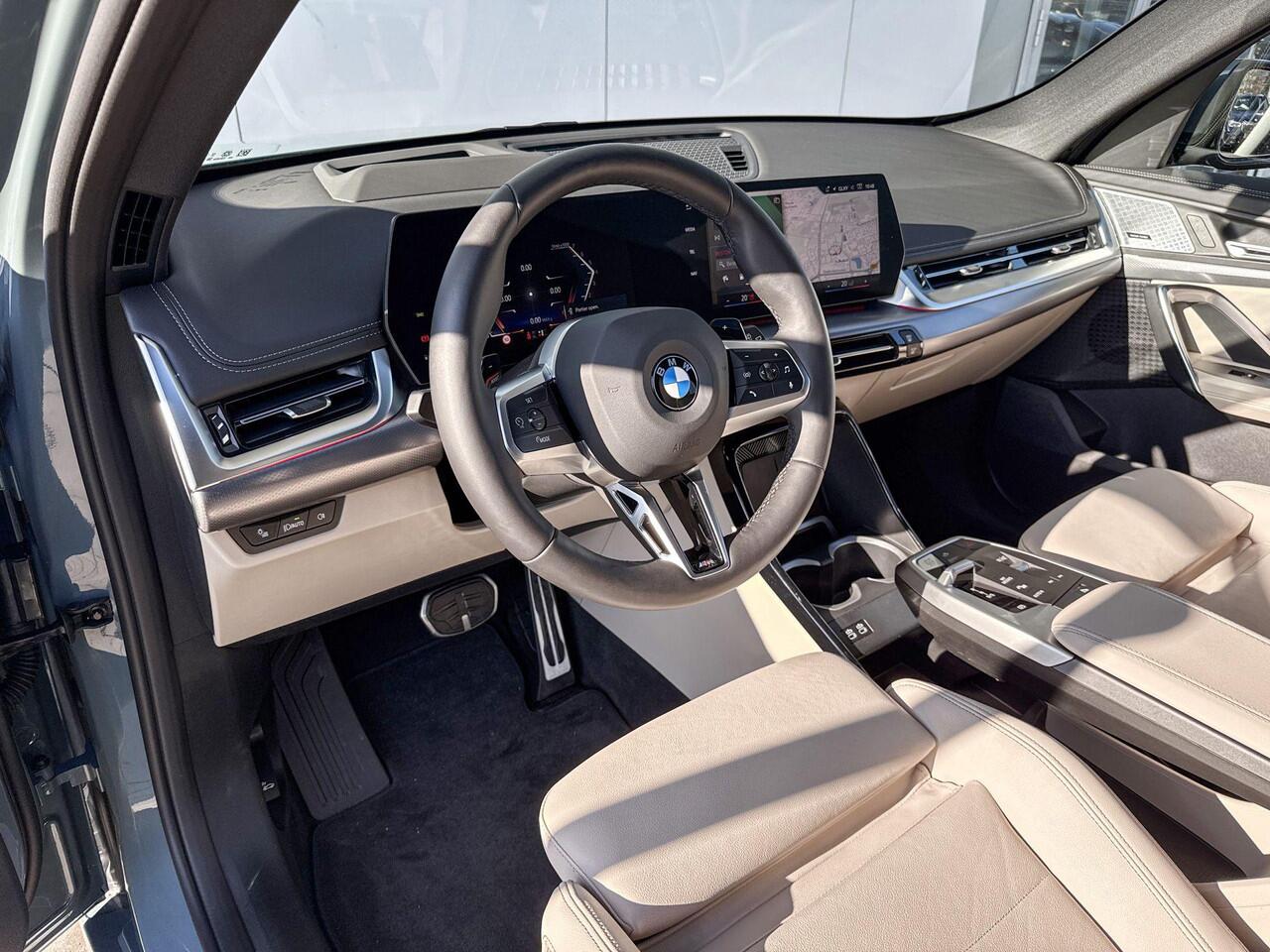 BMW X1 xDrive23i M-Sport Pro Harman Kardon / Head-Up / Parking Assist Plus / Driving Assist Plus / Stoelen Elektrisch / Massage / Stuurwielrandverwarming / Getinte Ramen / 20 Inch