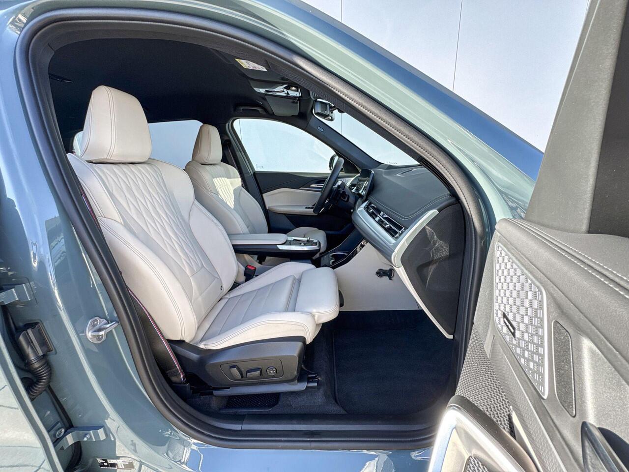 BMW X1 xDrive23i M-Sport Pro Harman Kardon / Head-Up / Parking Assist Plus / Driving Assist Plus / Stoelen Elektrisch / Massage / Stuurwielrandverwarming / Getinte Ramen / 20 Inch