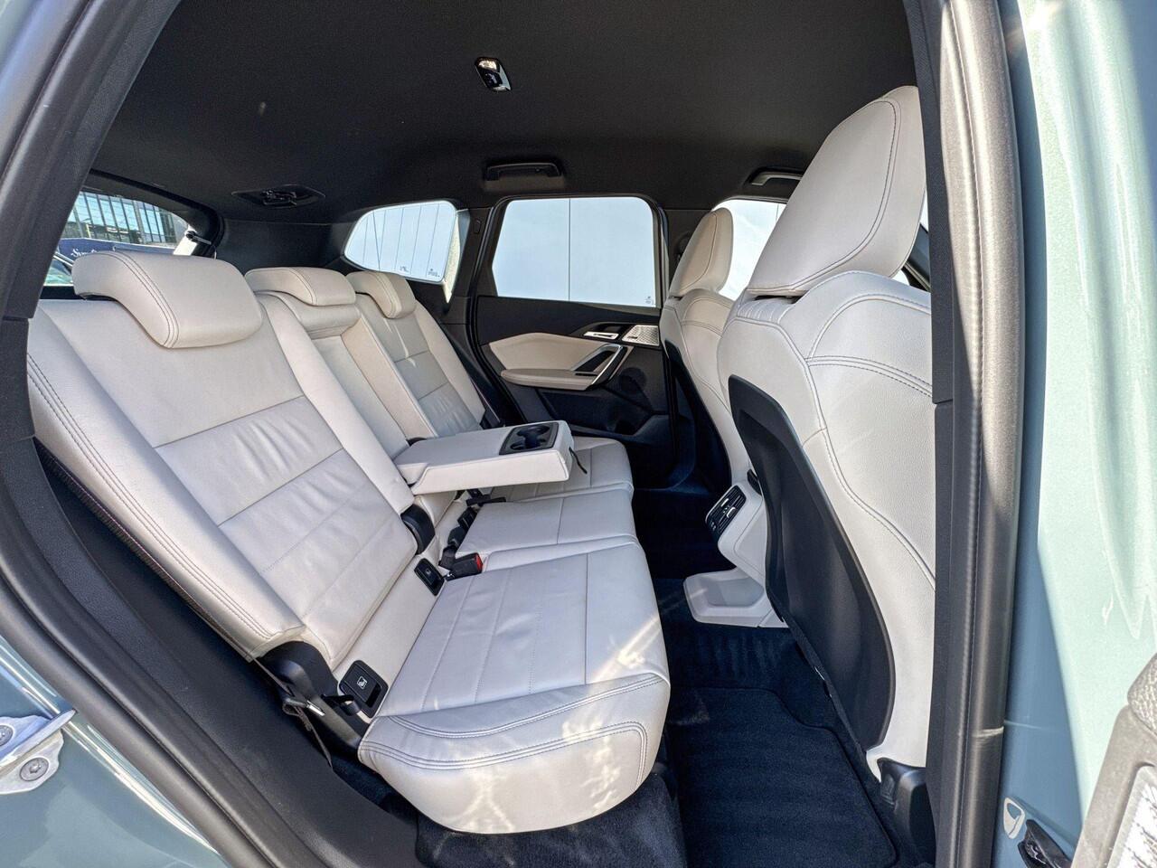 BMW X1 xDrive23i M-Sport Pro Harman Kardon / Head-Up / Parking Assist Plus / Driving Assist Plus / Stoelen Elektrisch / Massage / Stuurwielrandverwarming / Getinte Ramen / 20 Inch