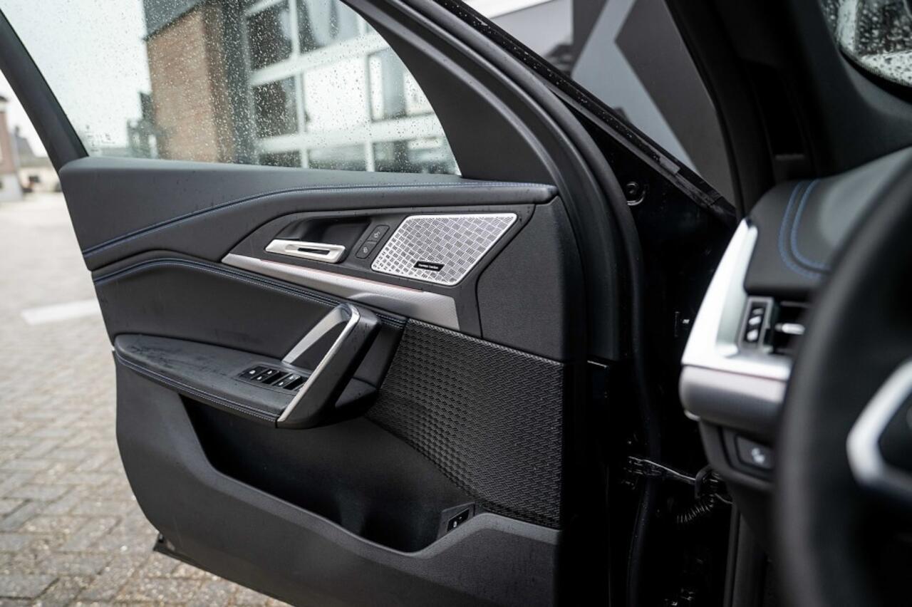 BMW X1 sDrive18i | M-Sport | Maxton | Shadow | Harman/Kardon | Keyless | Sportstoelen | Camera | Adap. led | 19' inch |
