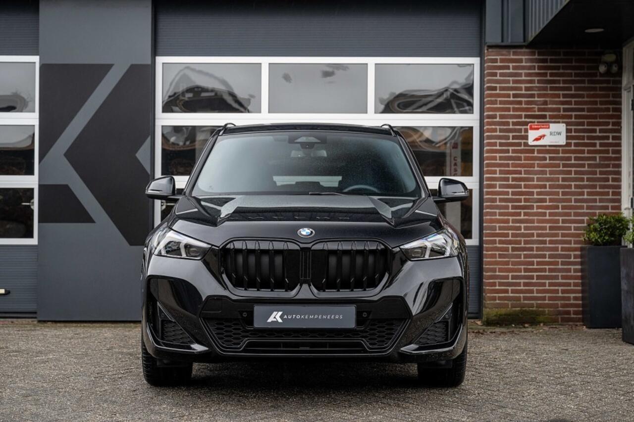 BMW X1 sDrive18i | M-Sport | Shadow | Harman/Kardon | Keyless | Sportstoelen | Camera | Adap. led | 19' inch |