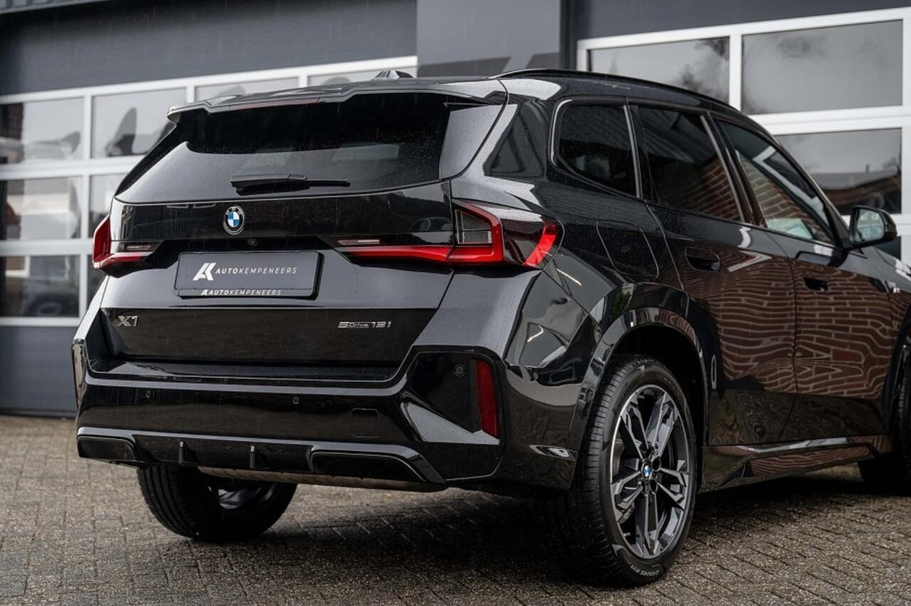 BMW X1 sDrive18i | M-Sport | Shadow | Harman/Kardon | Keyless | Sportstoelen | Camera | Adap. led | 19' inch |