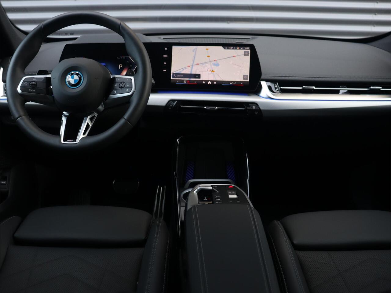 BMW X1 xDrive25e | M Sportpakket Pro | Individual Lak | Panodak | Head-Up | Trekhaak | Driving Assistant Plus | Elektr. Stoelen | Harman Kardon | Parking Assistant Plus | 19'' LMV | Ekris Selection