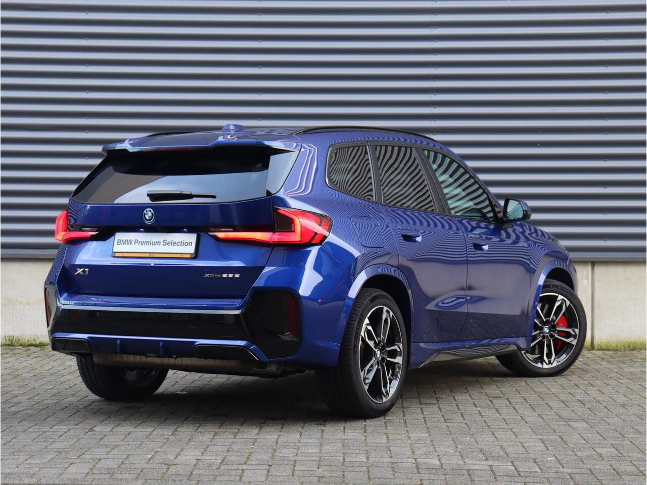 BMW X1 xDrive25e | M Sportpakket Pro | Individual Lak | Panodak | Head-Up | Trekhaak | Driving Assistant Plus | Elektr. Stoelen | Harman Kardon | Parking Assistant Plus | 19'' LMV | Ekris Selection