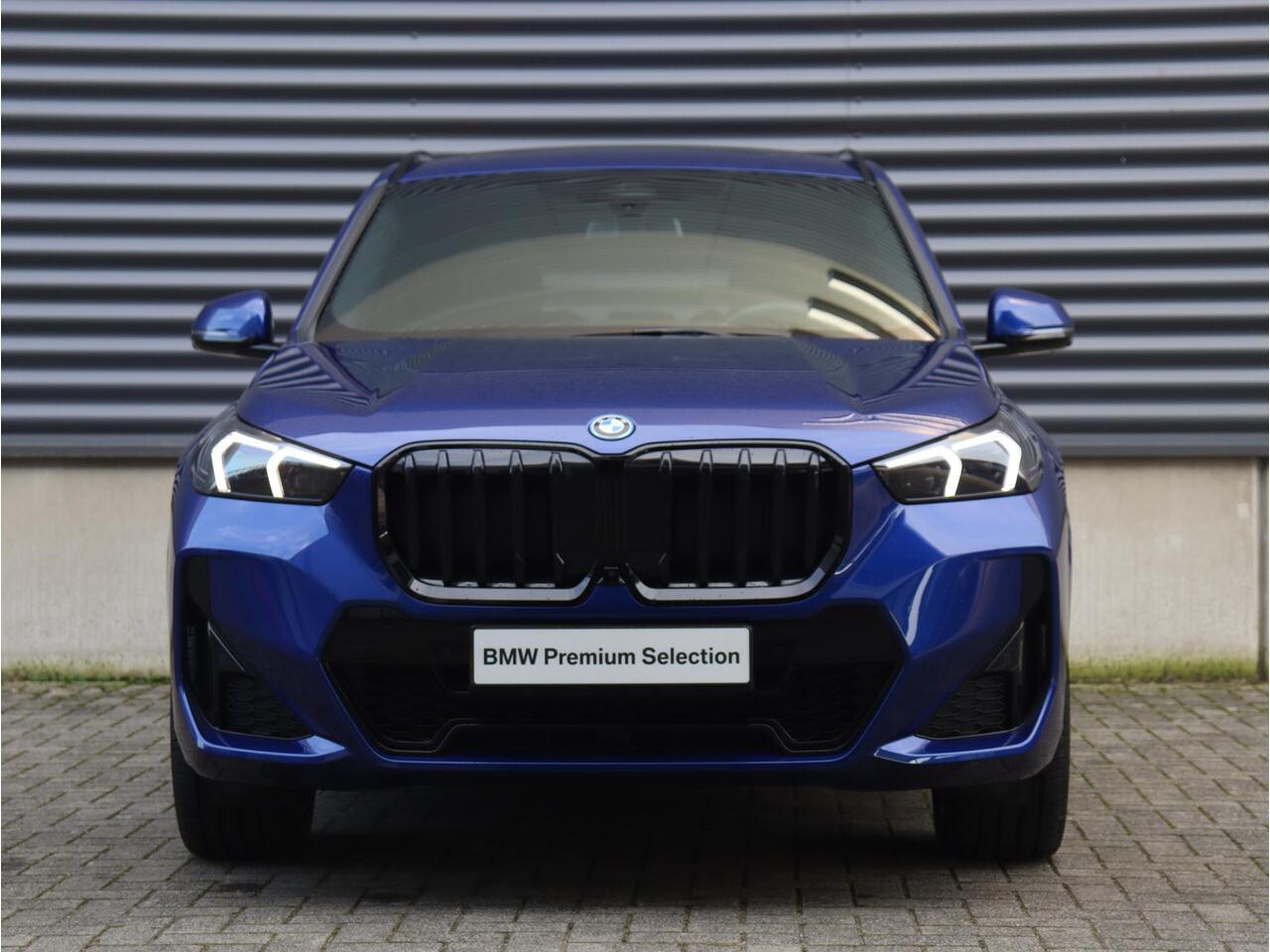 BMW X1 xDrive25e | M Sportpakket Pro | Individual Lak | Panodak | Head-Up | Trekhaak | Driving Assistant Plus | Elektr. Stoelen | Harman Kardon | Parking Assistant Plus | 19'' LMV | Ekris Selection