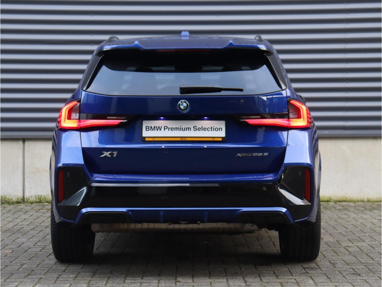 BMW X1 xDrive25e | M Sportpakket Pro | Individual Lak | Panodak | Head-Up | Trekhaak | Driving Assistant Plus | Elektr. Stoelen | Harman Kardon | Parking Assistant Plus | 19'' LMV | Ekris Selection