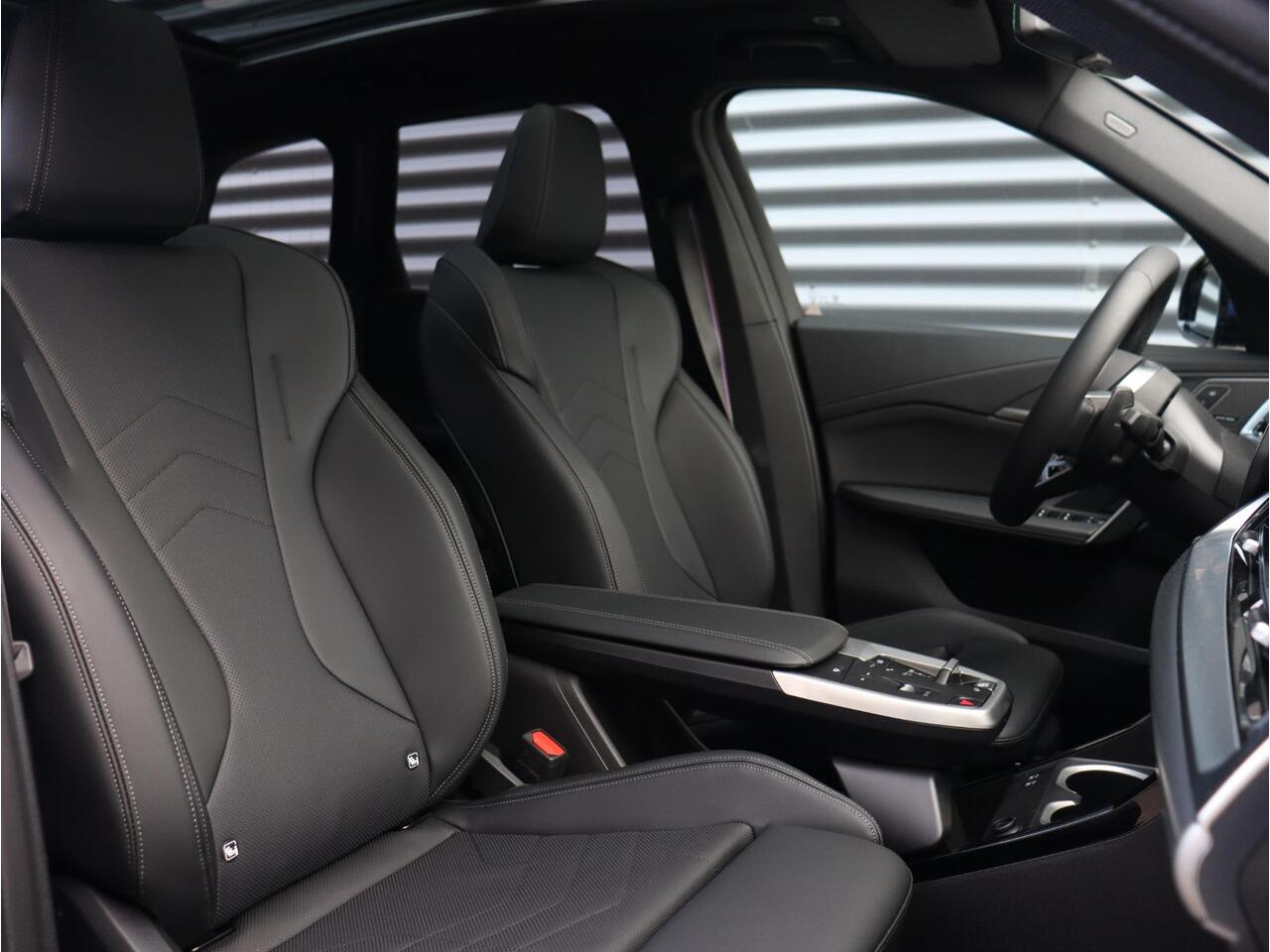 BMW X1 xDrive25e | M Sportpakket Pro | Individual Lak | Panodak | Head-Up | Trekhaak | Driving Assistant Plus | Elektr. Stoelen | Harman Kardon | Parking Assistant Plus | 19'' LMV | Ekris Selection