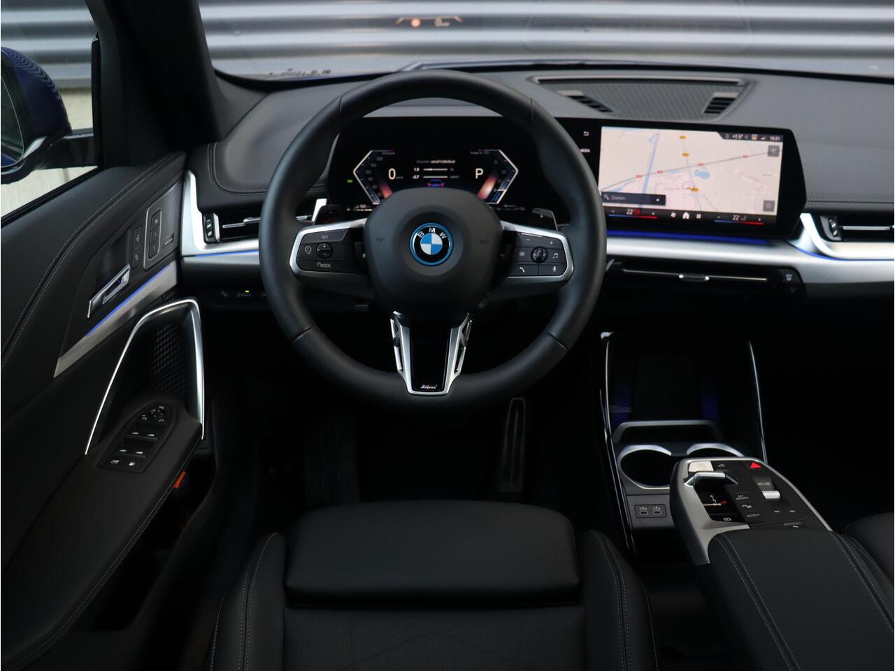 BMW X1 xDrive25e | M Sportpakket Pro | Individual Lak | Panodak | Head-Up | Trekhaak | Driving Assistant Plus | Elektr. Stoelen | Harman Kardon | Parking Assistant Plus | 19'' LMV | Ekris Selection