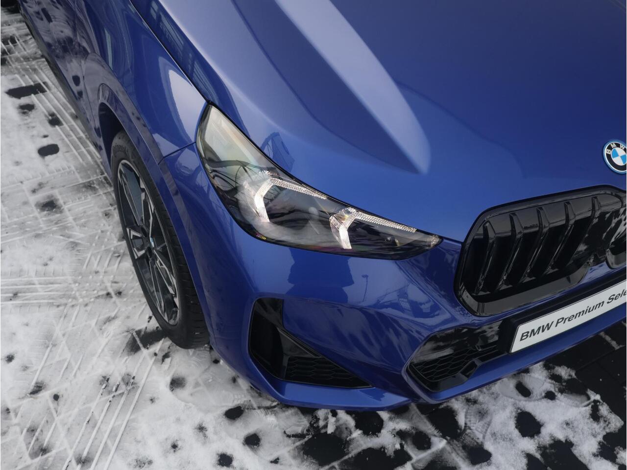 BMW X1 xDrive25e M Sportpakket Pro | Stuurwielrand verwarmd | Comfort Access | Trekhaak | Panoramadak | Stoelverwarming | Driving Assistant Plus | Head-Up | Ekris Selection