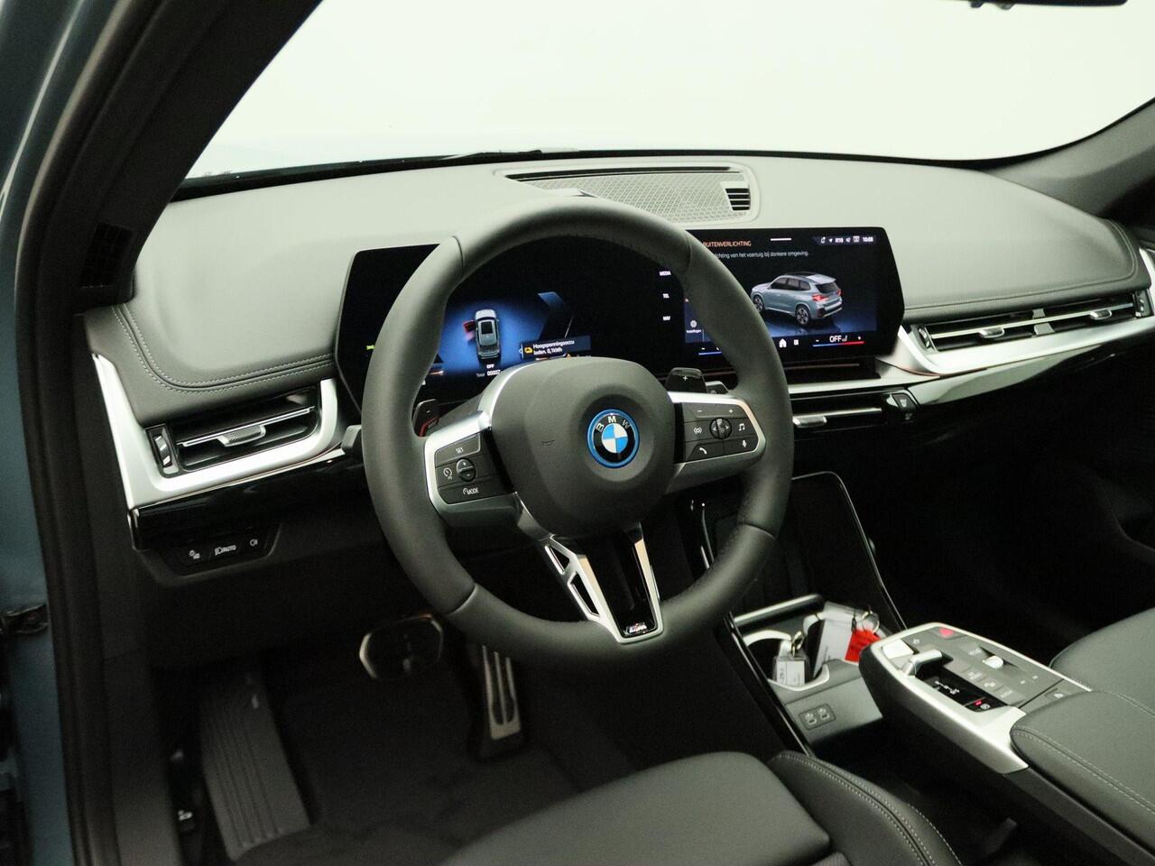 BMW X1 xDrive25e M Sportpakket | Premium Pack | Comfort Pack | Travel Pack | Stuurwielrand Verwarmd | Trekhaak | Panoramadak | DAB | Harman Kardon | 19'' | Ekris Selection