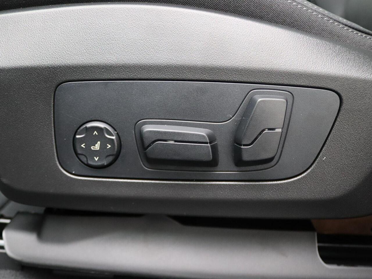 BMW X1 xDrive25e M Sportpakket | Premium Pack | Comfort Pack | Travel Pack | Stuurwielrand Verwarmd | Trekhaak | Panoramadak | DAB | Harman Kardon | 19'' | Ekris Selection