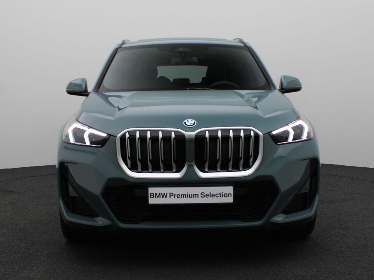 BMW X1 xDrive25e M Sportpakket | Premium Pack | Comfort Pack | Travel Pack | Stuurwielrand Verwarmd | Trekhaak | Panoramadak | DAB | Harman Kardon | 19'' | Ekris Selection