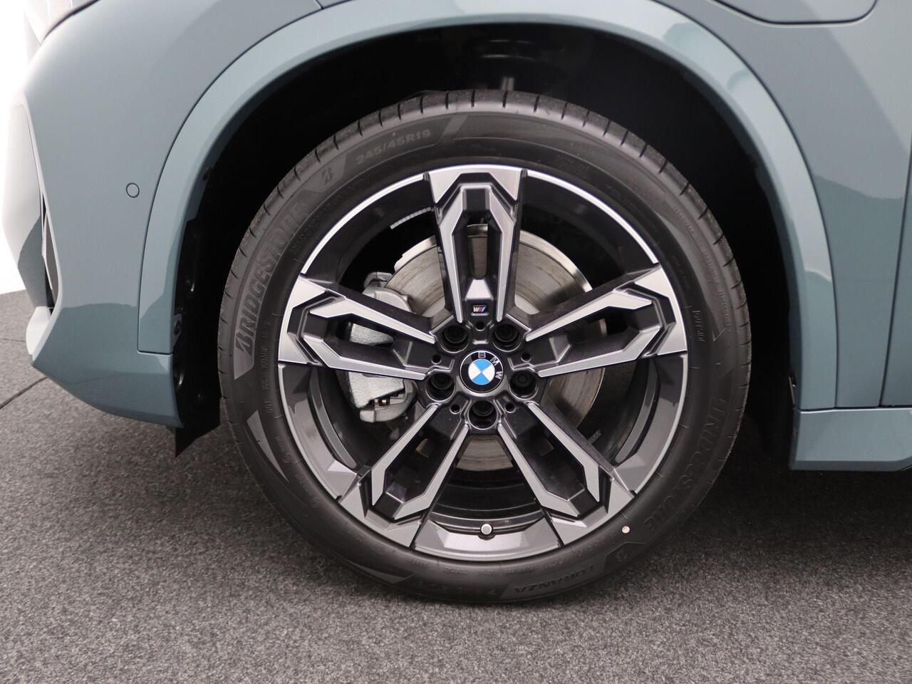 BMW X1 xDrive25e M Sportpakket | Premium Pack | Comfort Pack | Travel Pack | Stuurwielrand Verwarmd | Trekhaak | Panoramadak | DAB | Harman Kardon | 19'' | Ekris Selection