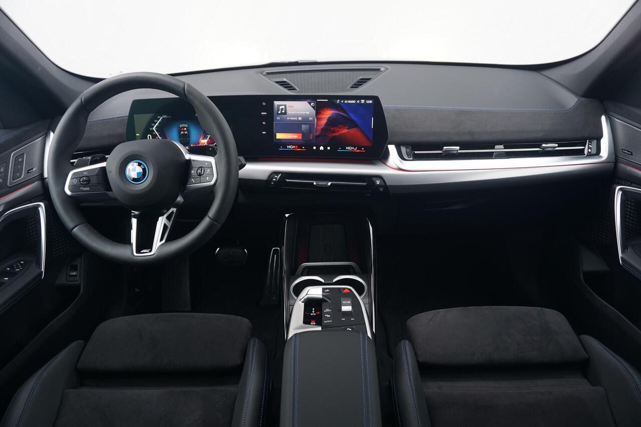 BMW X1 xDrive25e M Sportpakket Pro 19'' | Panoramadak | Trekhaak | Harman Kardon | Elektrisch verstelbare stoelen | Ekris Selection