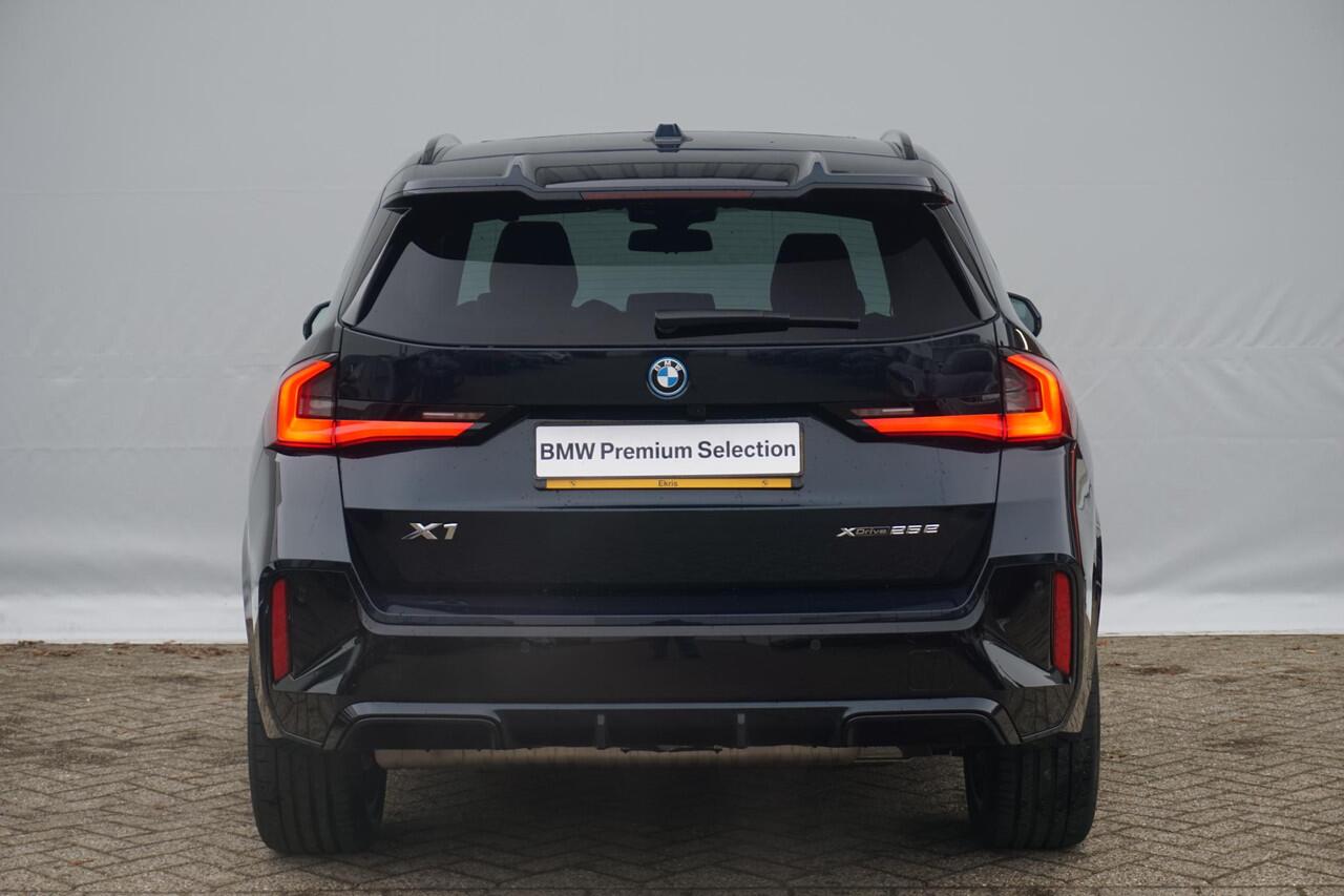 BMW X1 xDrive25e M Sportpakket Pro 19'' | Panoramadak | Trekhaak | Harman Kardon | Elektrisch verstelbare stoelen | Ekris Selection