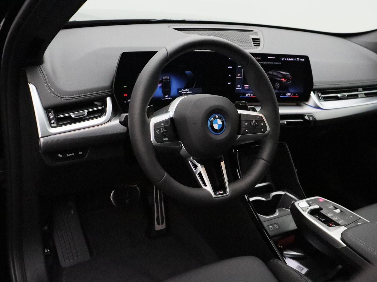BMW X1 xDrive25e M Sportpakket Pro | Premium Pack | Comfort Pack | Travel Pack | Stuurwielrand Verwarmd | Trekhaak | Panoramadak | Elektrisch verstelbare stoelen | Driving Assistant Plus | Harman Kardon