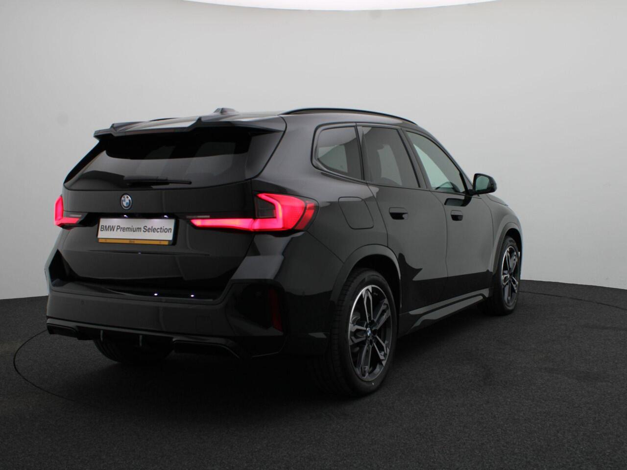 BMW X1 xDrive25e M Sportpakket Pro | Premium Pack | Comfort Pack | Travel Pack | Stuurwielrand Verwarmd | Trekhaak | Panoramadak | Elektrisch verstelbare stoelen | Driving Assistant Plus | Harman Kardon