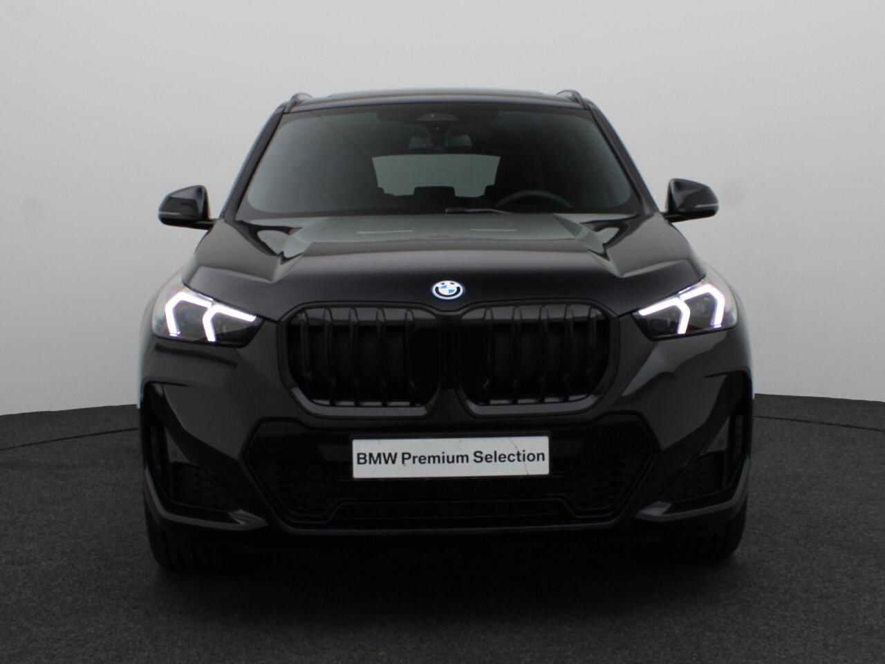 BMW X1 xDrive25e M Sportpakket Pro | Premium Pack | Comfort Pack | Travel Pack | Stuurwielrand Verwarmd | Trekhaak | Panoramadak | Elektrisch verstelbare stoelen | Driving Assistant Plus | Harman Kardon