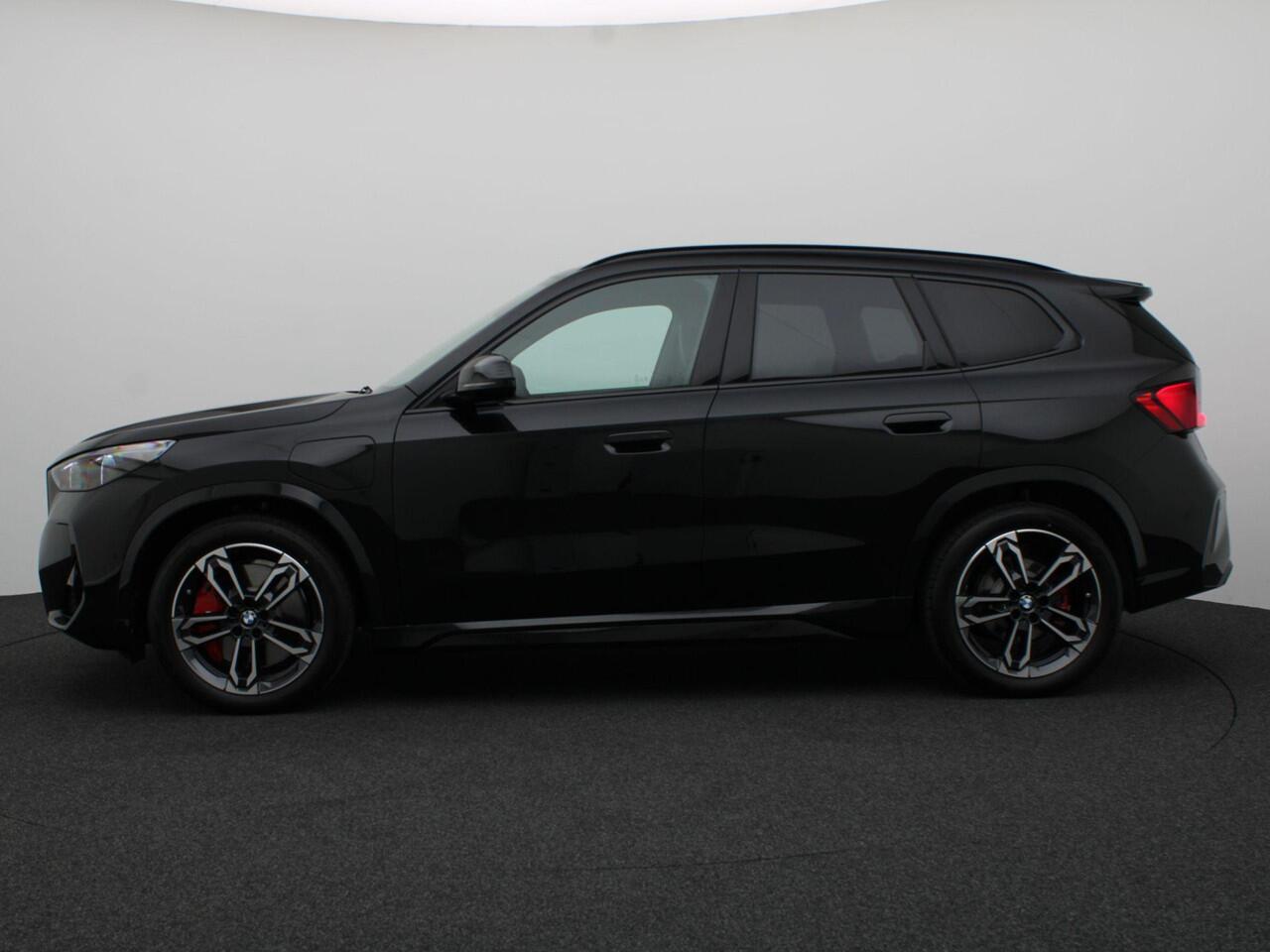 BMW X1 xDrive25e M Sportpakket Pro | Premium Pack | Comfort Pack | Travel Pack | Stuurwielrand Verwarmd | Trekhaak | Panoramadak | Elektrisch verstelbare stoelen | Driving Assistant Plus | Harman Kardon