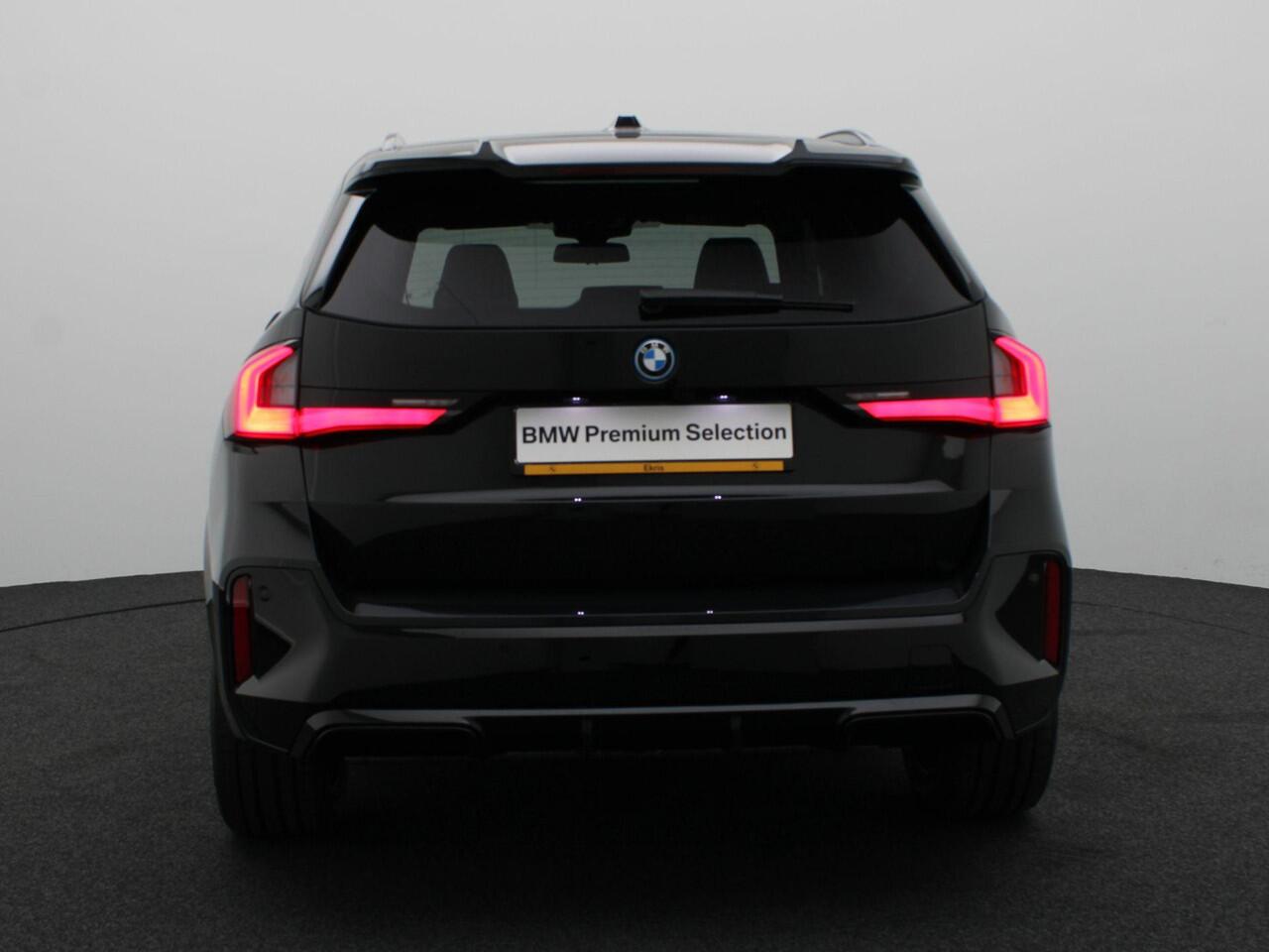 BMW X1 xDrive25e M Sportpakket Pro | Premium Pack | Comfort Pack | Travel Pack | Stuurwielrand Verwarmd | Trekhaak | Panoramadak | Elektrisch verstelbare stoelen | Driving Assistant Plus | Harman Kardon