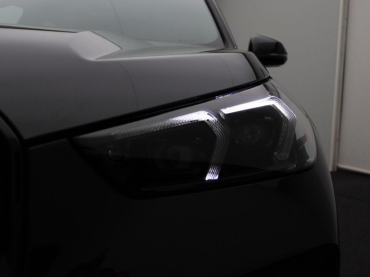BMW X1 xDrive25e M Sportpakket Pro | Premium Pack | Comfort Pack | Travel Pack | Stuurwielrand Verwarmd | Trekhaak | Panoramadak | Elektrisch verstelbare stoelen | Driving Assistant Plus | Harman Kardon