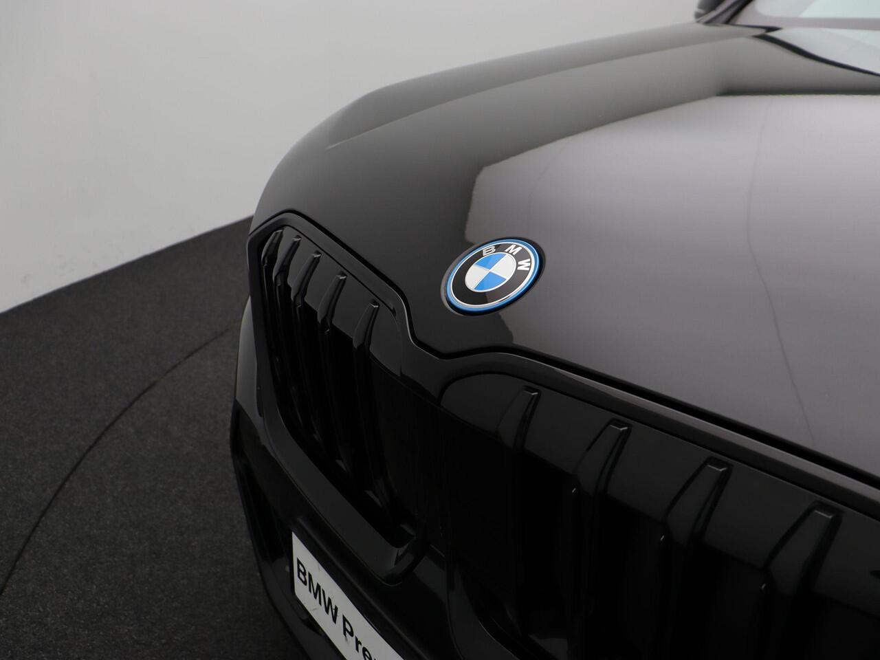 BMW X1 xDrive25e M Sportpakket Pro | Premium Pack | Comfort Pack | Travel Pack | Stuurwielrand Verwarmd | Trekhaak | Panoramadak | Elektrisch verstelbare stoelen | Driving Assistant Plus | Harman Kardon