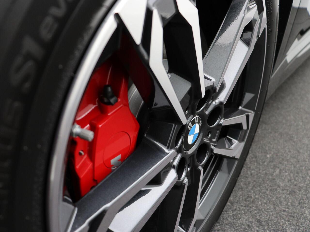 BMW X1 xDrive25e M Sportpakket Pro | Premium Pack | Comfort Pack | Travel Pack | Stuurwielrand Verwarmd | Trekhaak | Panoramadak | Elektrisch verstelbare stoelen | Driving Assistant Plus | Harman Kardon