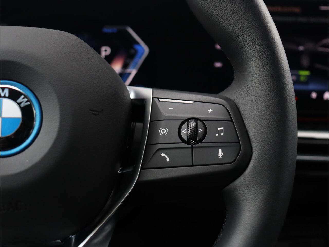 BMW X1 xDrive25e | xLine | Panodak | Head-Up | Trekhaak | Elektr. Stoelen | Driving Assistant Plus | Harman Kardon | Comfort Access | Parking Assistant Plus | 20'' LMV