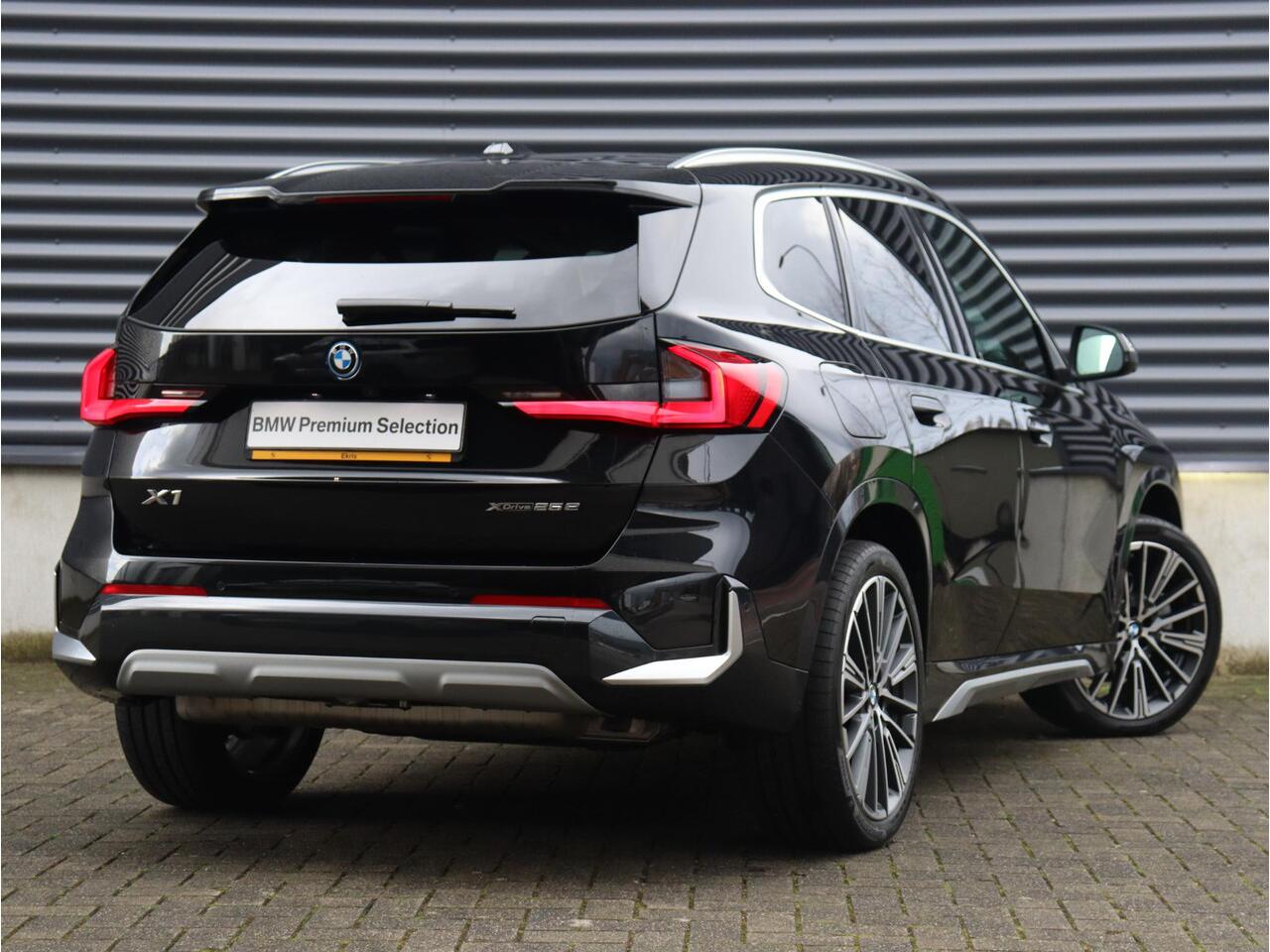 BMW X1 xDrive25e | xLine | Panodak | Head-Up | Trekhaak | Elektr. Stoelen | Driving Assistant Plus | Harman Kardon | Comfort Access | Parking Assistant Plus | 20'' LMV