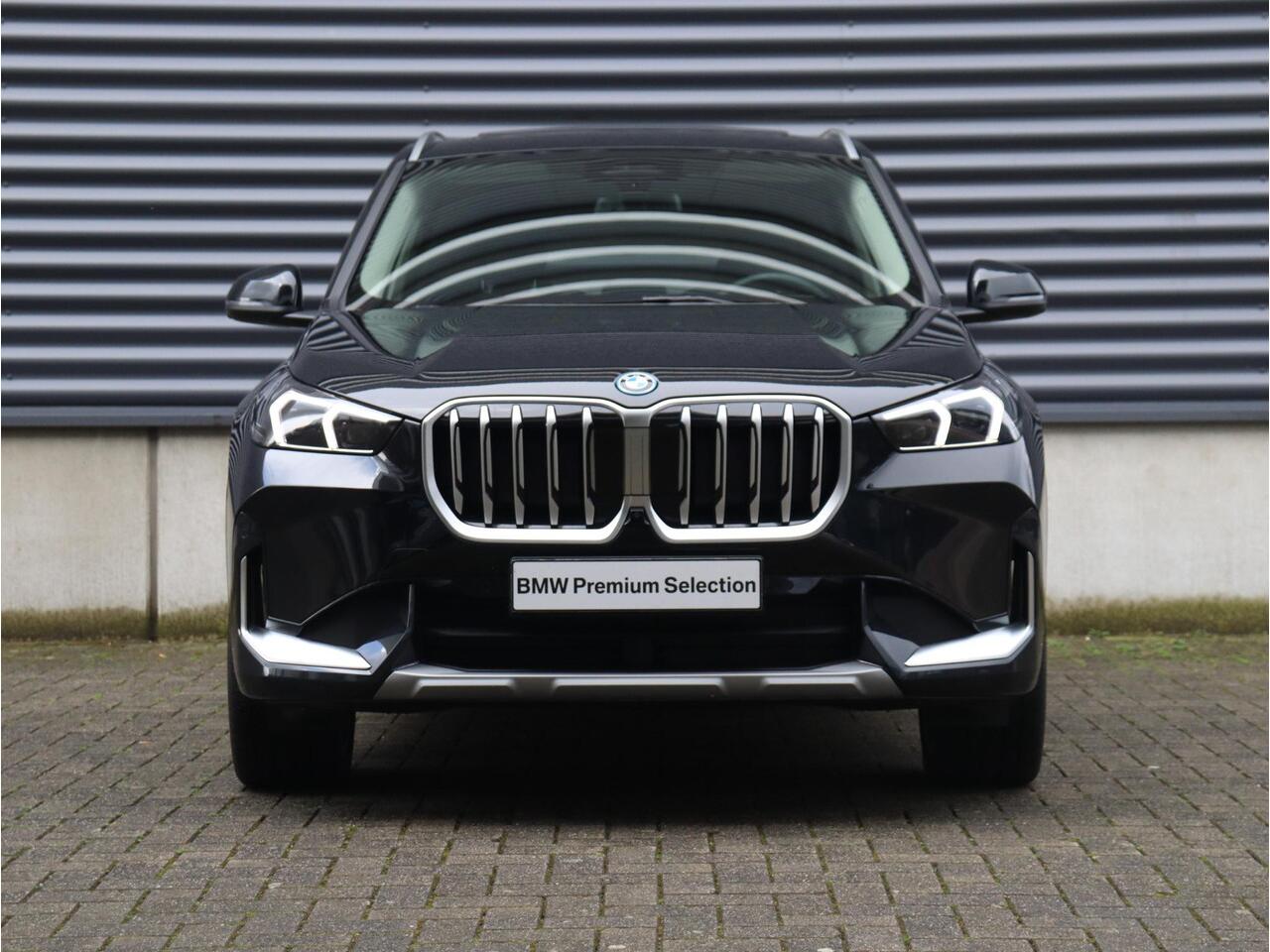 BMW X1 xDrive25e | xLine | Panodak | Head-Up | Trekhaak | Elektr. Stoelen | Driving Assistant Plus | Harman Kardon | Comfort Access | Parking Assistant Plus | 20'' LMV